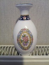 Collectable WEDGWOOD 'RUNNYMEDE' BONE CHINA VASE in great condition.