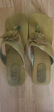 L-Wood T-Post With Leather sandals size 7 Cork with flowers features Green. 