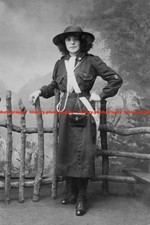 F014046 Woman Girl Guide Fence
