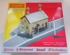 Hornby R8227 OO Gauge Accessories Pack - Station Waiting Room, Platform & Signal