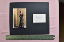 " SIR ALEC GUINNESS "   SIGNED & MOUNTED CARD & PHOTOGRAPH  ( SIZE 10" x 8" )