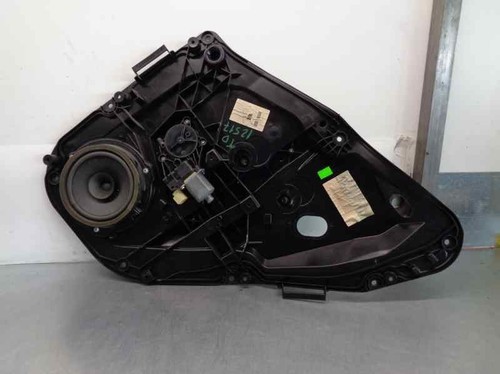 1579840 rear right window - right,