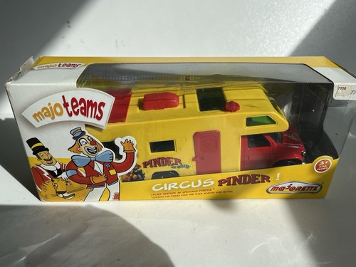 Majorette pinder circus camper - pinder,