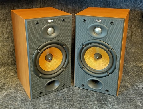 Dm601 s2 bookshelf - b&w,