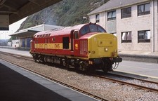 Orig Colour slide, Class 37, 37417, EWS livery, Fishguard Harbour, 9/03