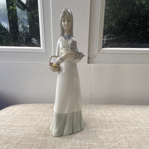 This figurine vintage - this, a