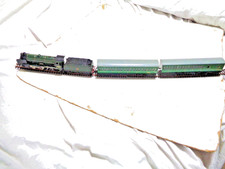 HORNBY 4-4-0 SCHOOLS CLASS WITH TWO COACHES