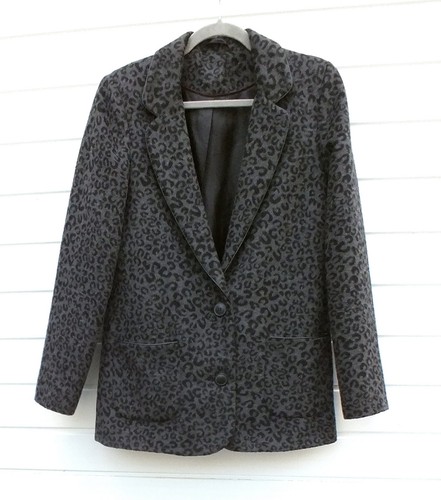 Grey black catprint - &,