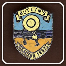 BUTLINS CLACTON 1957 YELLOW  LABELS ORIGINAL VINTAGE ENAMEL PIN BADGE