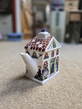 Vintage Wade Teapot THE QUEEN