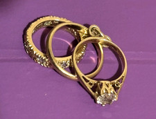 9ct GOLD THREE RINGS CHARM SET