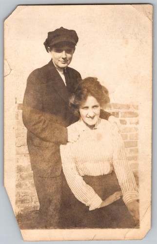 Vtg snapshot woman - b&w, cap