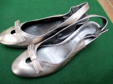 M &S FOOTGLOVE GOLD SHOES SIZE