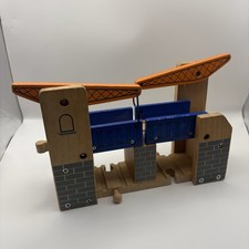 Wooden train track lifting - wooden,