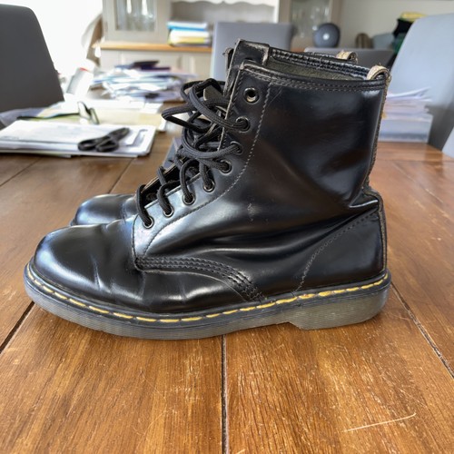 Martens airwair hole - 8,