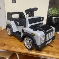 . Sit On Land Rover Defender Car Ride toy battery powered with charger 6v 