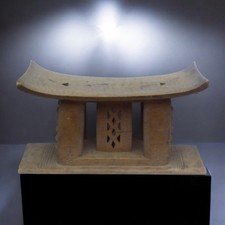 Old wood carved - an,