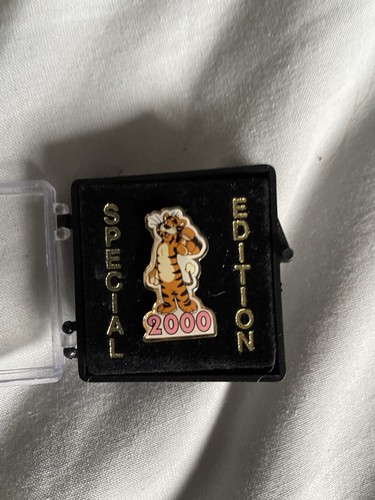 Haven holiday tiger pin badge - pin,
