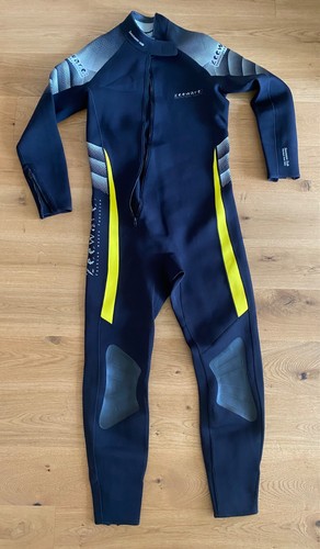 Sailor sub diving - sub:, he