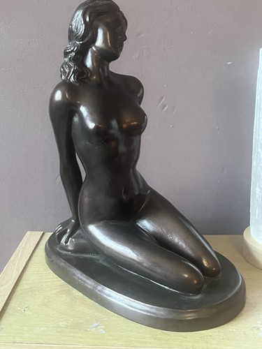 Bronze effect resin kneeling - bronze,