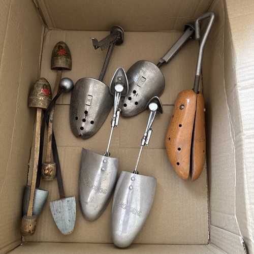 Job lot vintage shoe - , trees