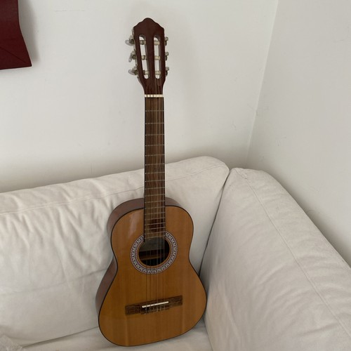 Classical size acoustic - 1/2,