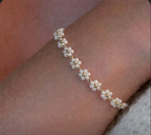 Elegant daisy bracelet for