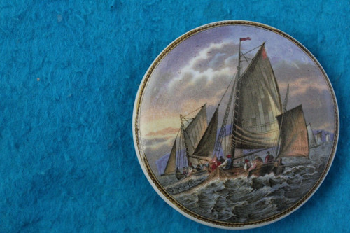 Colured pot lid hauling - lid, in