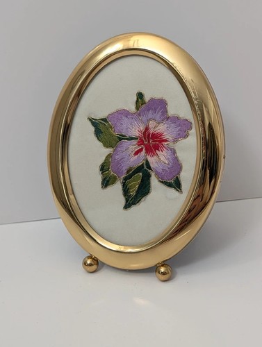 Gold tone metal oval - gold,
