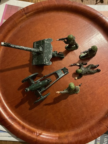 Britains cannons and toy - britains,