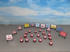 Set  Roadwork Signs and Traffic Cones "0" and "00" Gauge Need painting and Assy