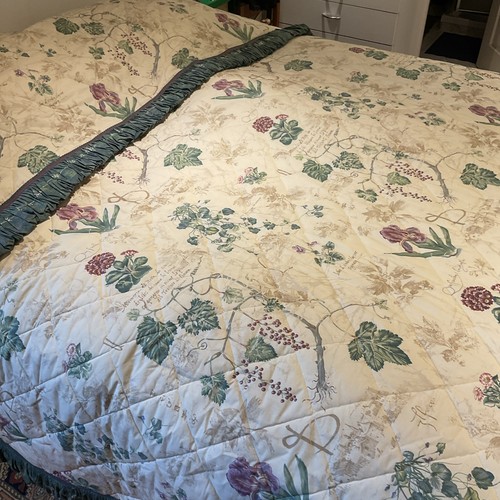 Vintage quilt frilled - frilled, floral