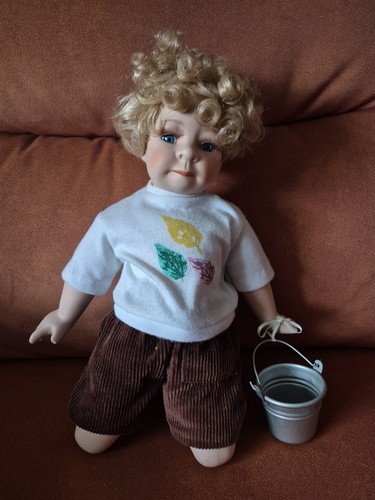 Vintage kneeling porcelain - vintage,