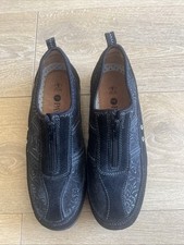 New Ladies Size 5 Pavers