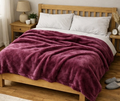 Home raspberry fleece throw - raspberry,