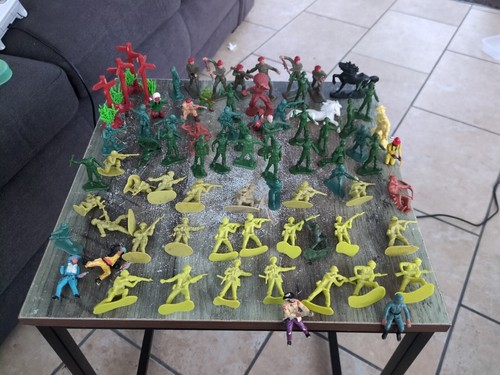 Job lot toy soldiers - -,