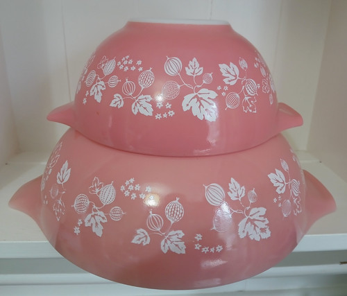 Rare vintage pyrex - rare, x2
