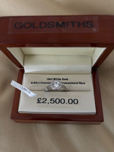 18ct white gold - gold, 0.60ct