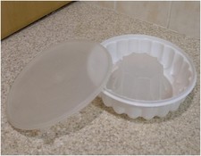TUPPERWARE RETRO VINTAGE JELLY MOULD, ROUND AND HAVING LID.