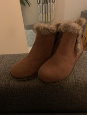 Evan’s Extra Wide Tan Faux Suede Zip Up Ankle Boots With Faux Fur Trim - Size 5