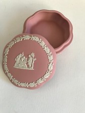 WEDGWOOD PINK SCALLOP SHAPED TRINKET BOX