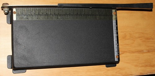 Guillotine cutter for photos - /,