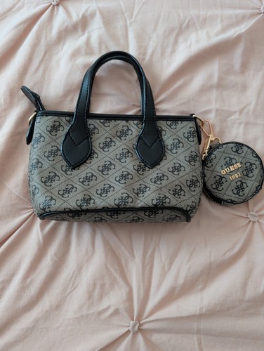 Guess bag features - bag,
