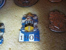 RARE OLD HUDDERSFIELD TOWN FOOTBALL CLUB (49) METAL PRESS PIN BADGE