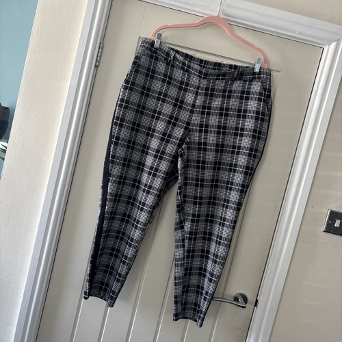 Cropped monochrome checkered - cropped,