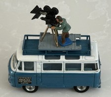Gorgi Commer Bus 479 Samuelson Film Service, with TV Camera man and Camera