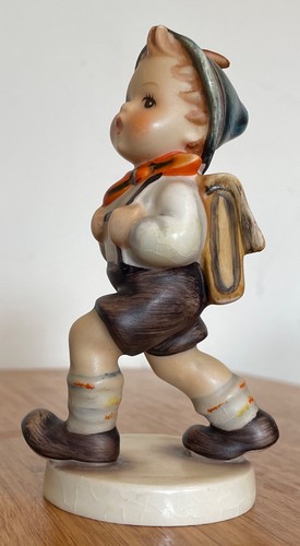 Hummel figurine 2 - figurine, #82/2/0