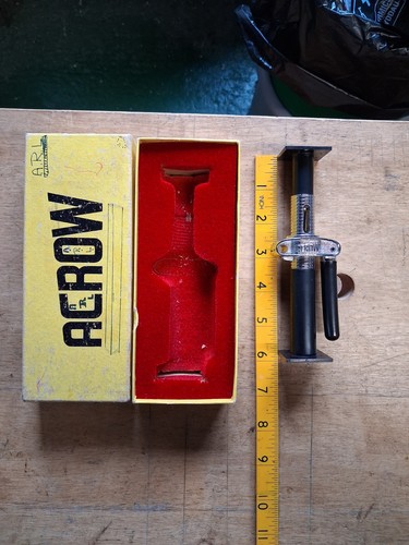 Vintage metal acrow - metal,
