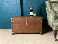 A CHARMING ANTIQUE BRASS MOUNTED OAK CAMPAIGN STYLED CHEST BOX OR TRUNK