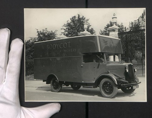 Photograph truck morris - photograph, with